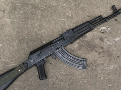 Policía Nacional detiene a dos jóvenes con un fusil en operativo en Moca